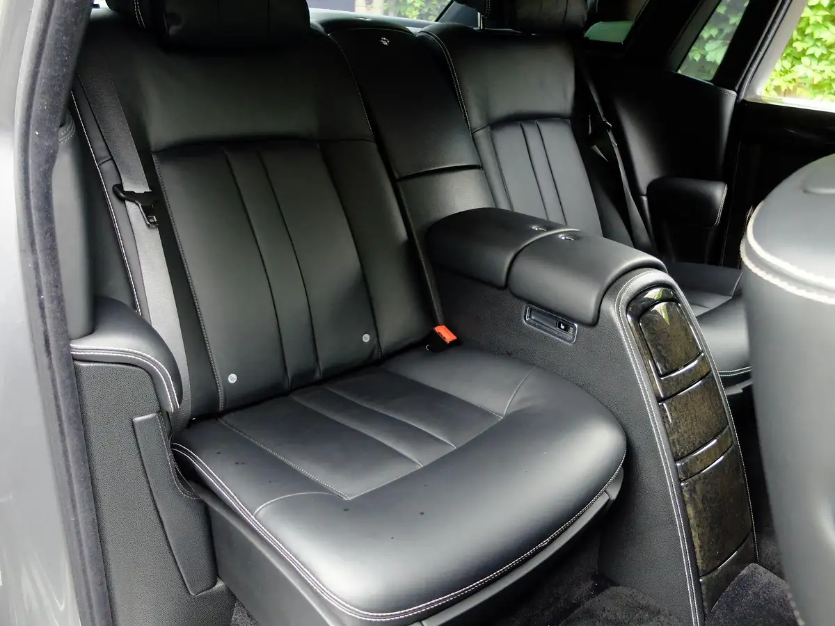 2016-rolls-royce-phantom-67-coupe-2d-big-23