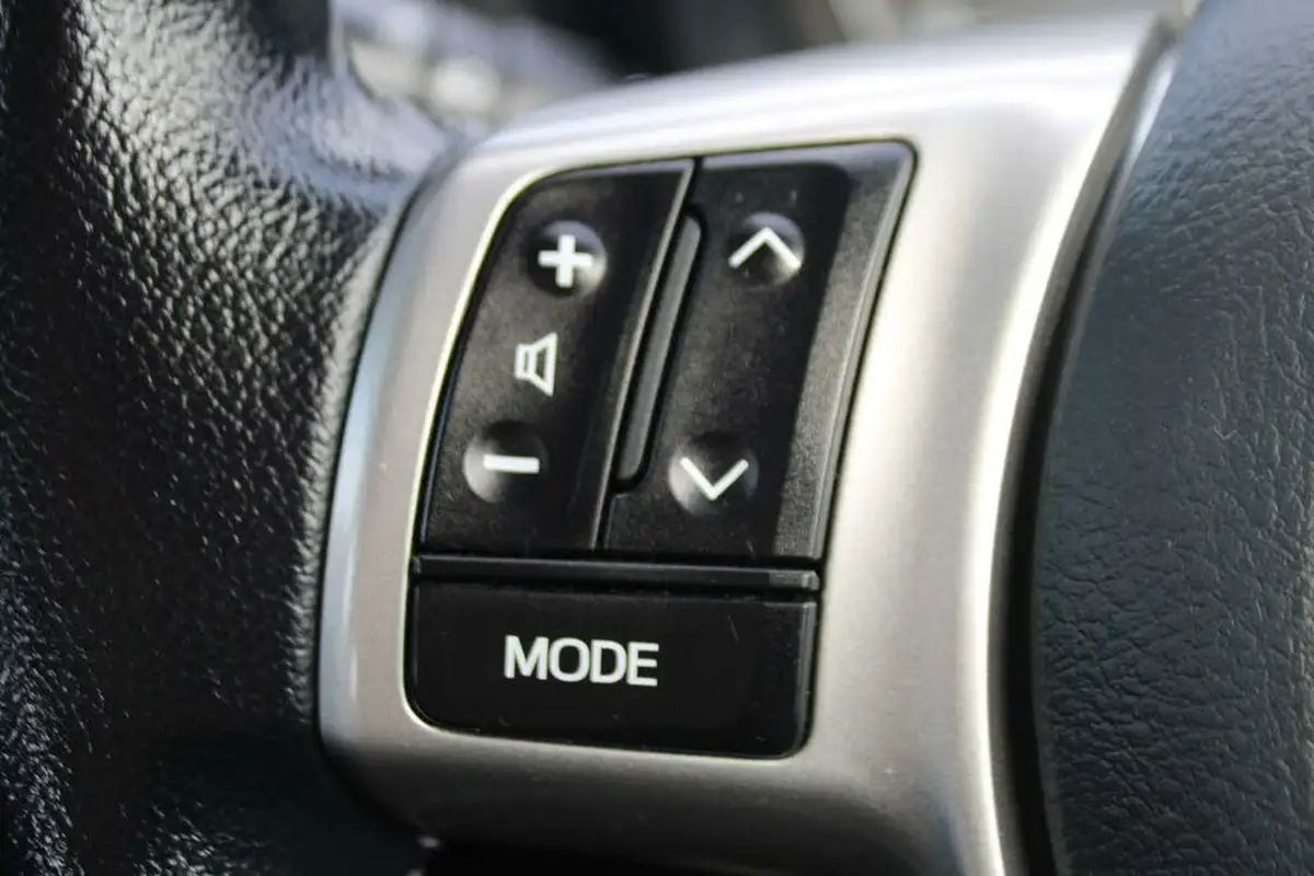 2012-toyota-yaris-133-tr-vvt-i-5d-big-23
