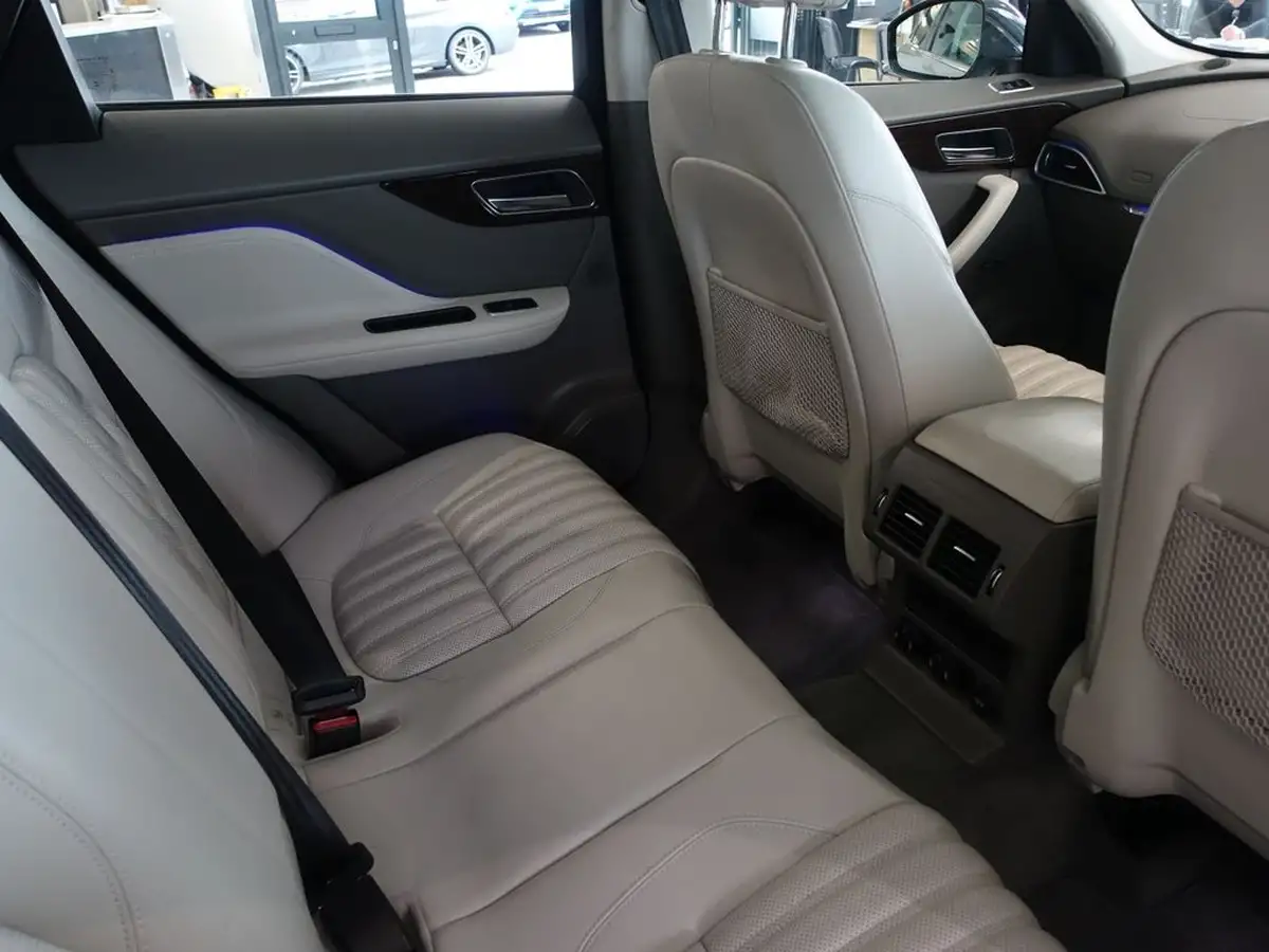 2017-jaguar-f-pace-30td-portfolio-big-18