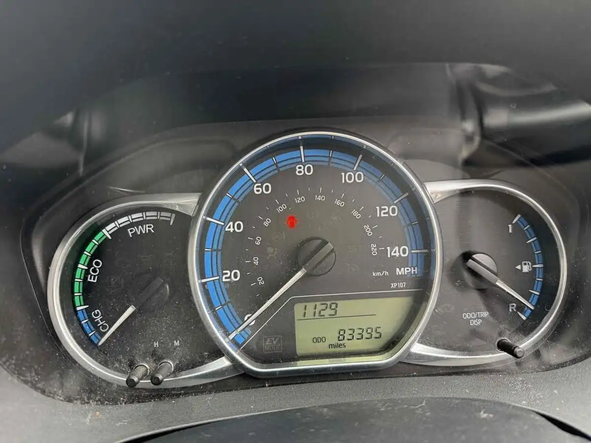 2015-toyota-yaris-15-vvt-i-sport-hybrid-big-17