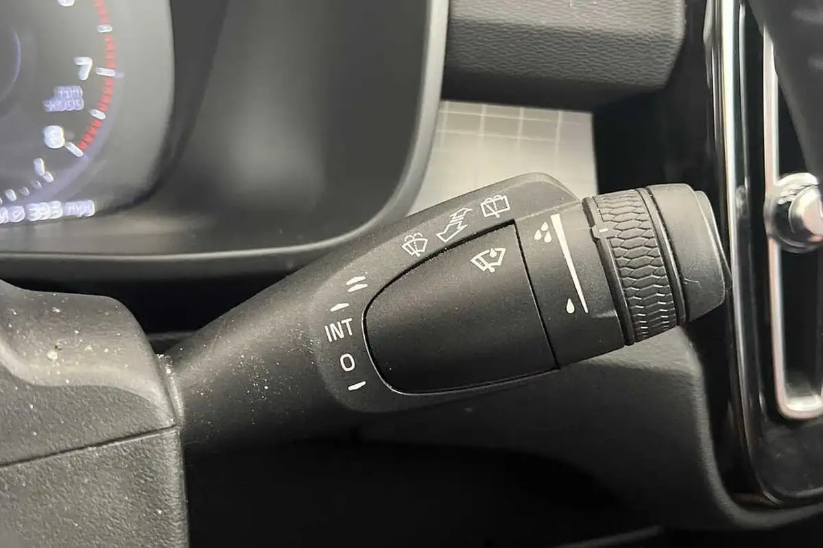 2021-volvo-xc40-15-t3-momentum-161bhp-big-38