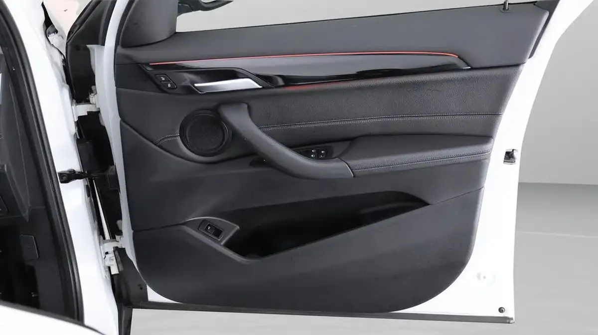 2021-bmw-x1-20td-sdrive18d-xline-big-15