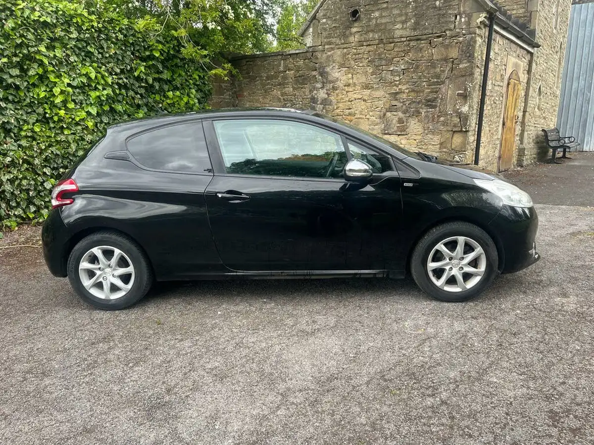 2015-peugeot-208-12-style-puretech-3d-big-60