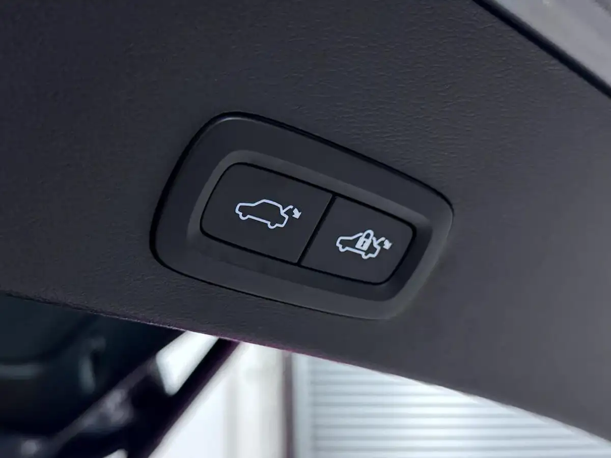 2023-volvo-xc40-20-b3-plus-big-15