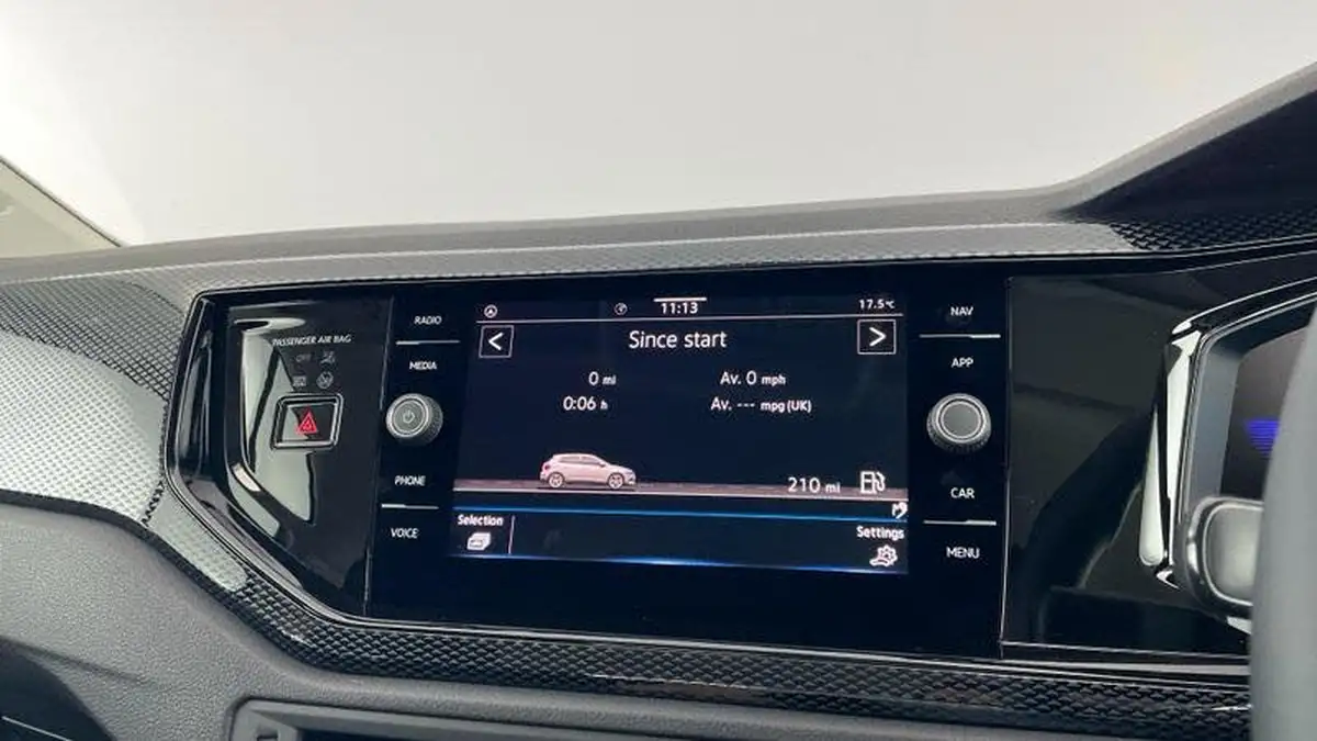 2024-volkswagen-polo-10-life-big-14