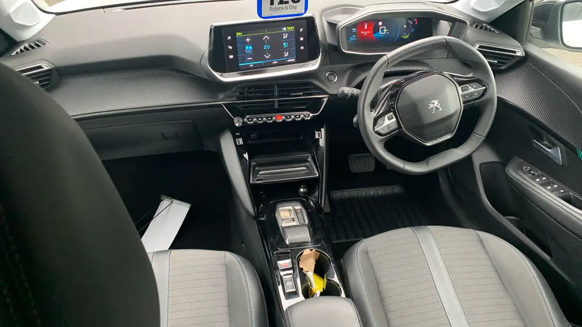 2022-peugeot-208-e-allure-premium-big-3