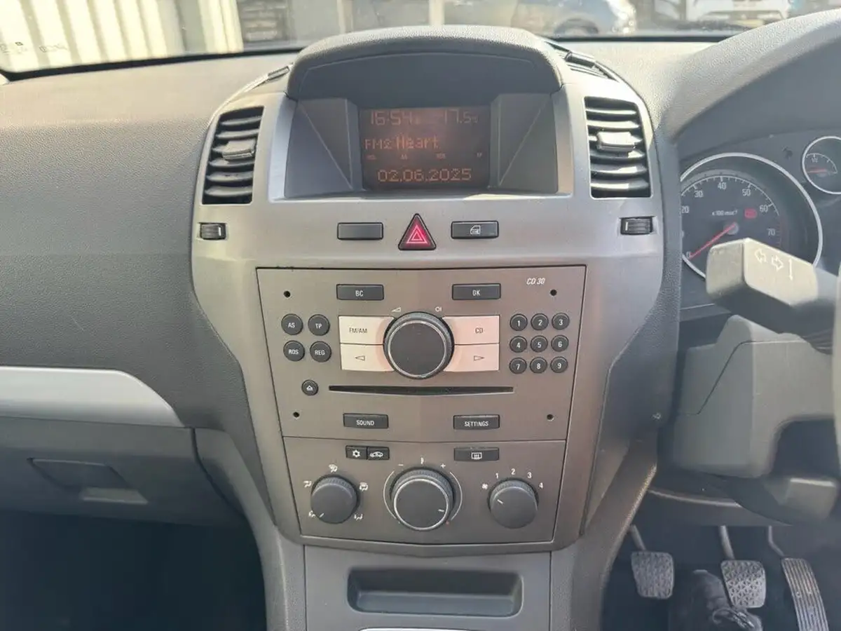 2007-vauxhall-zafira-16-club-big-11