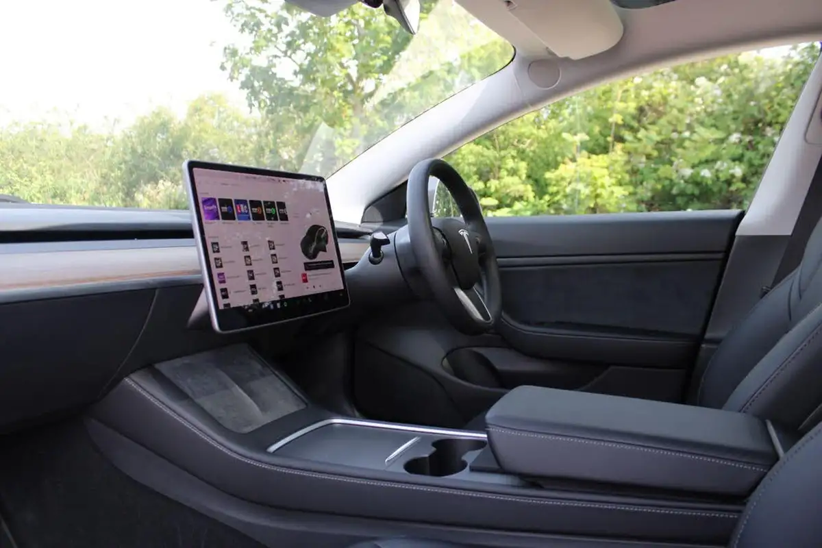 2020-tesla-model-3-e-long-range-big-19