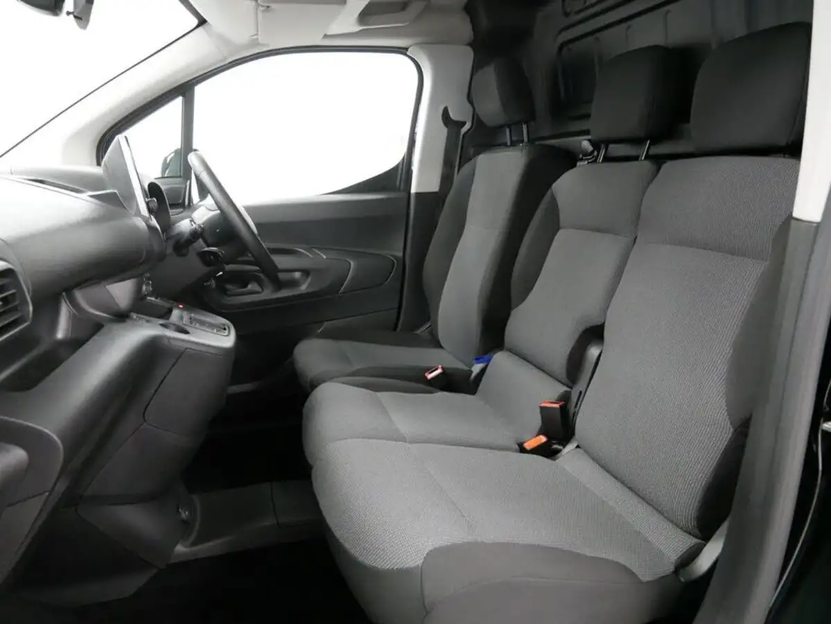 2022-toyota-proace-city-e-icon-l2-big-4