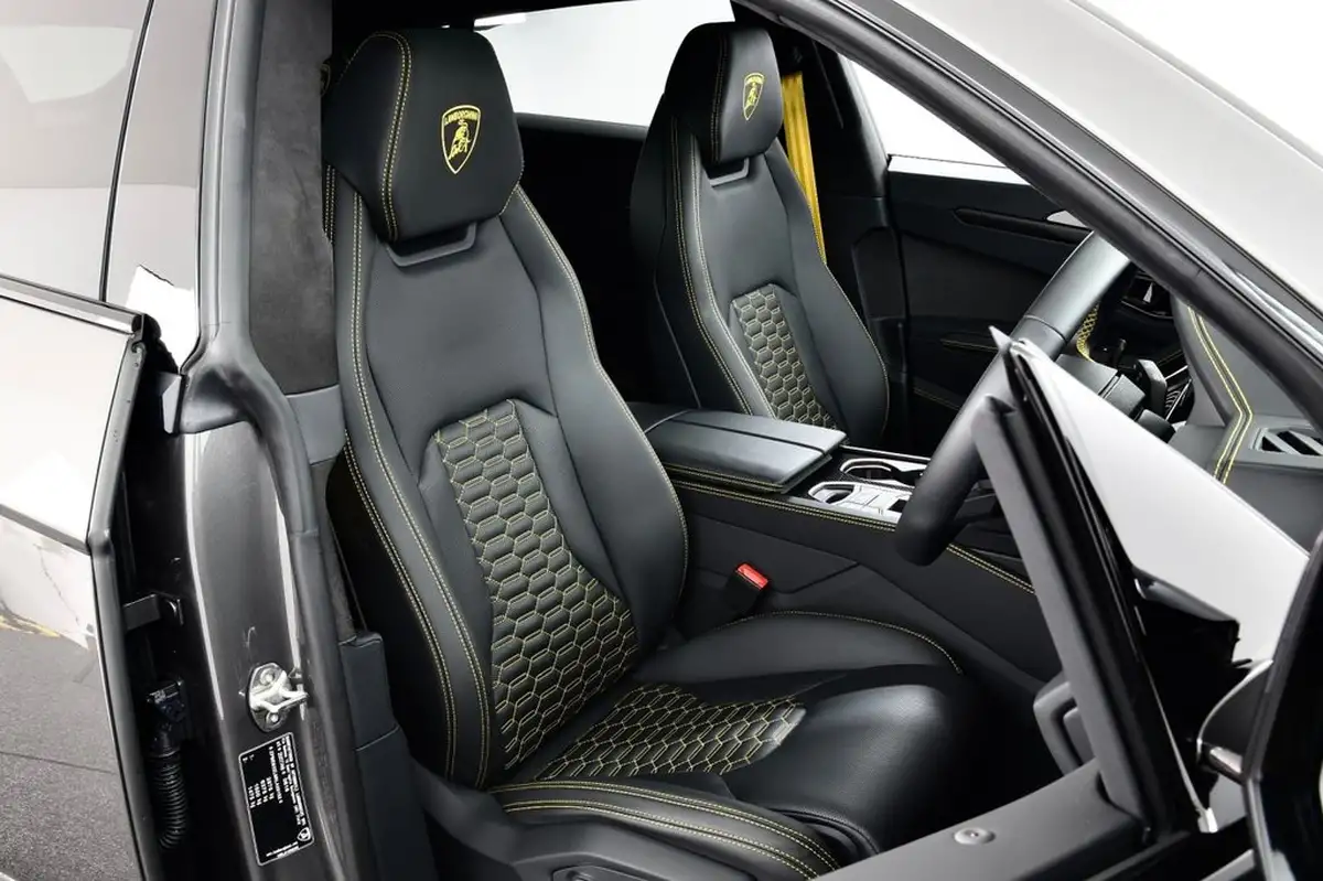 2024-lamborghini-urus-40-no-trim-big-17