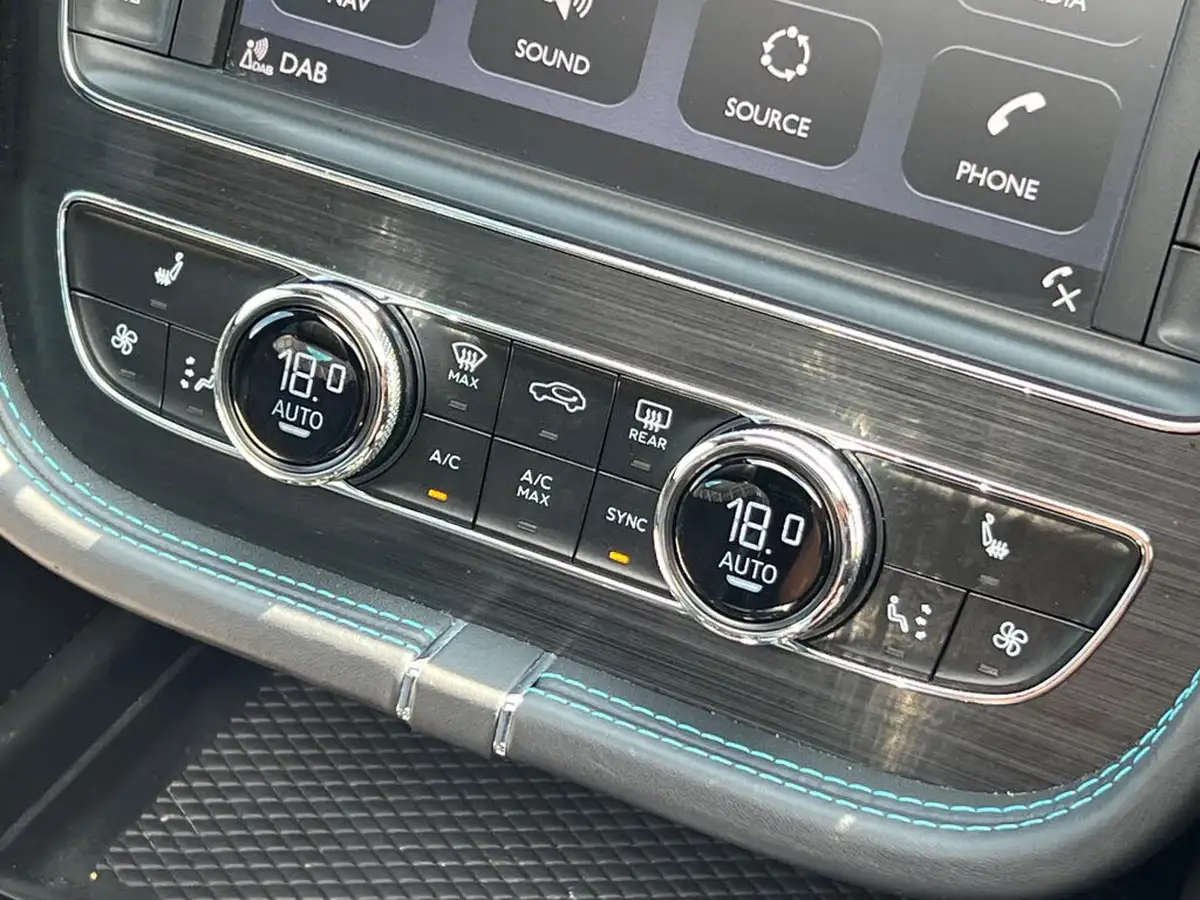 2017-bentley-bentayga-60-w12-big-14