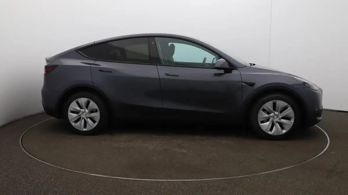 2022-tesla-model-y-e-long-range-big-39