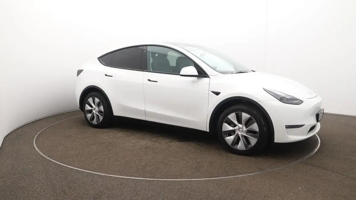 2022-tesla-model-y-e-long-range-big-47