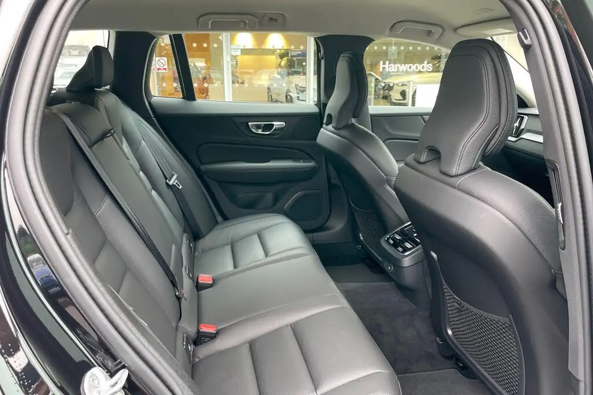 2025-volvo-v60-20-b4-plus-station-wagon-big-21