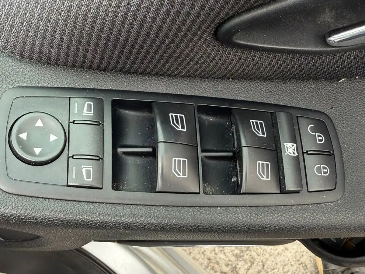 2012-mercedes-benz-a-class-20td-a180-avantgarde-se-cvt-big-28