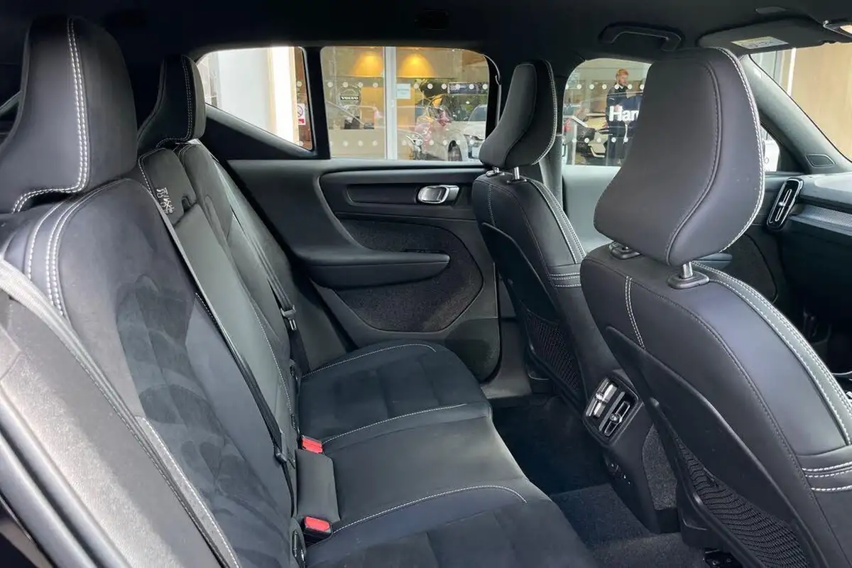 2024-volvo-xc40-20-b3-plus-big-21