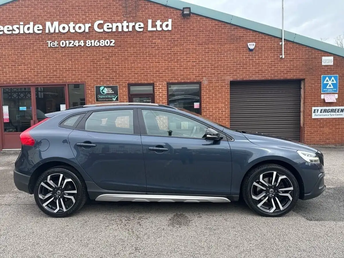 2018-volvo-v40-20td-d2-cross-country-pro-big-2