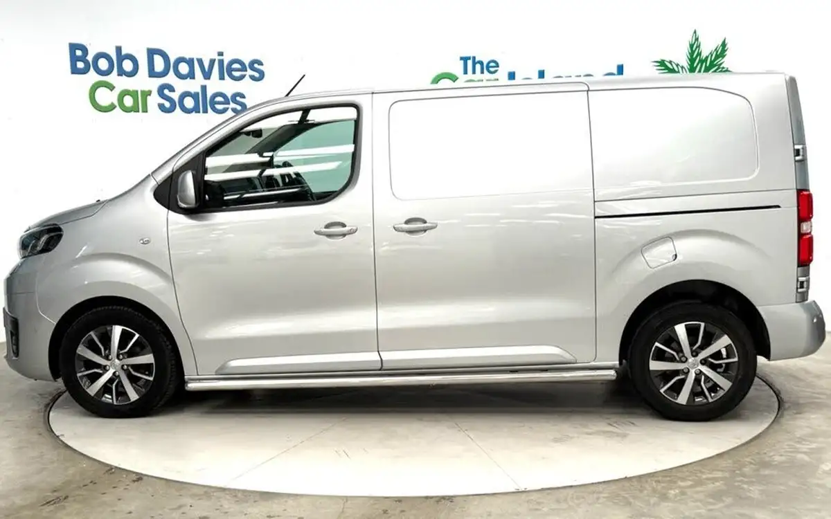 2019-toyota-proace-20d-design-medium-120hpeu6-panel-big-5