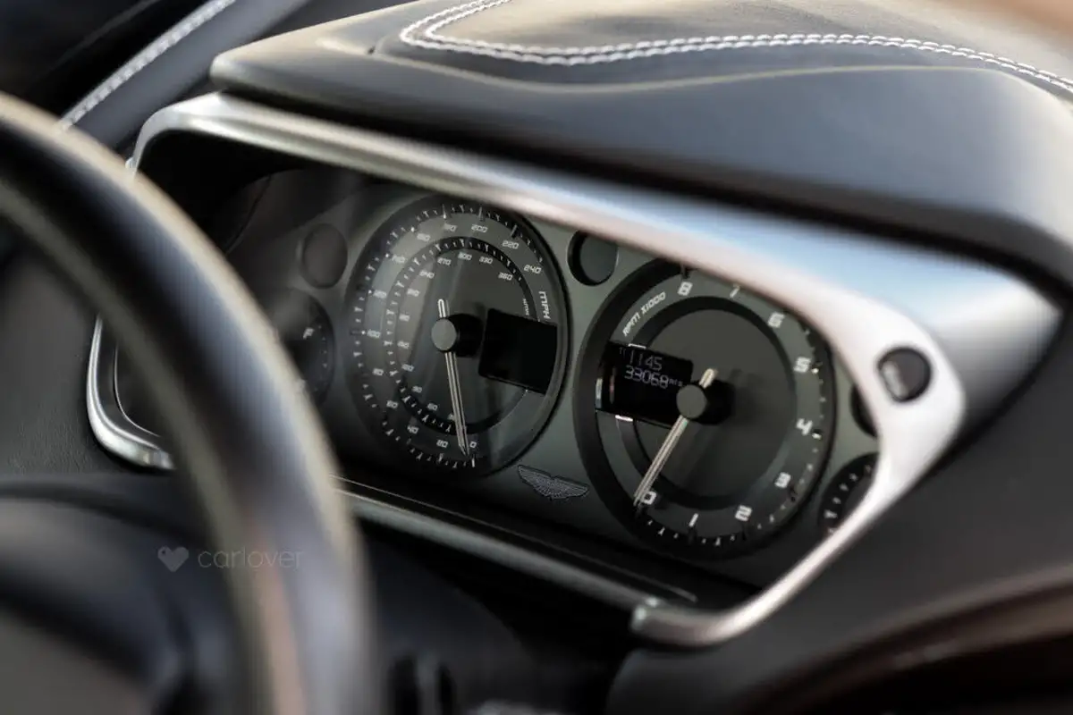 2013-aston-martin-vanquish-59-big-54