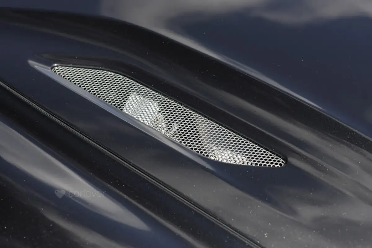 2013-aston-martin-vanquish-59-big-26