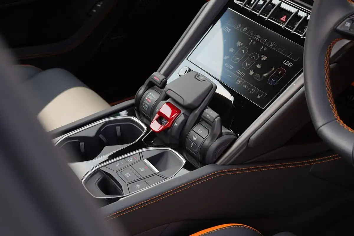 2024-lamborghini-urus-40-no-trim-big-16