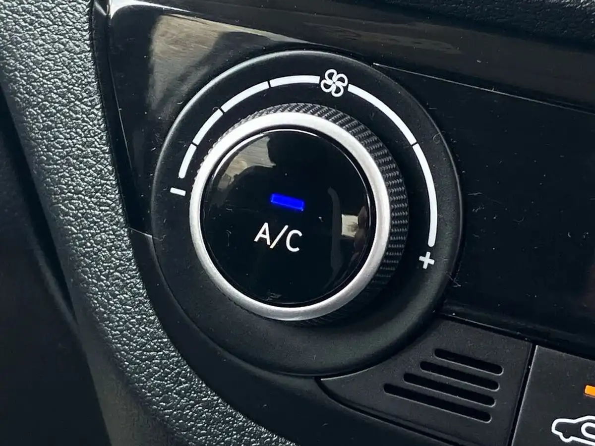 2022-hyundai-i10-10-premium-big-41