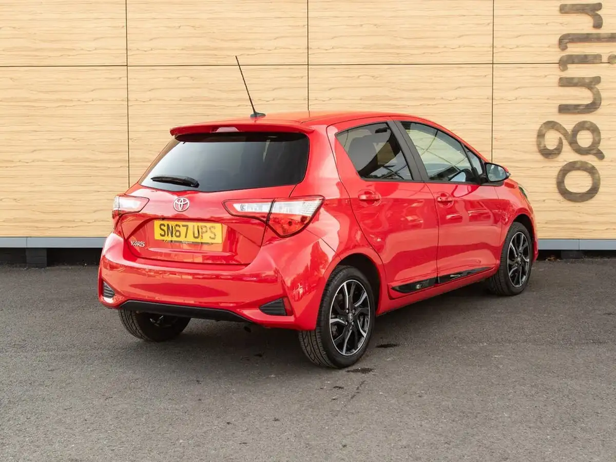 2017-toyota-yaris-15-vvt-i-design-panoramic-roof-1497cc-big-1