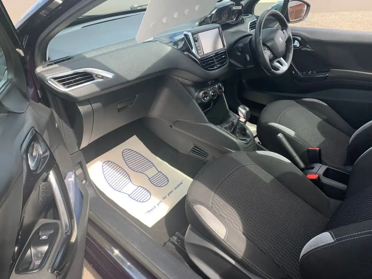 2015-peugeot-208-12-style-puretech-3d-big-8