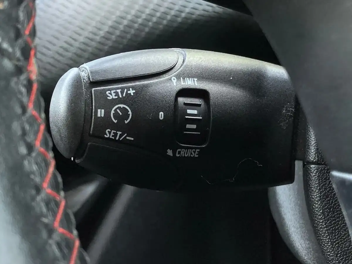 2018-peugeot-208-12-puretech-gt-line-eat6-big-35