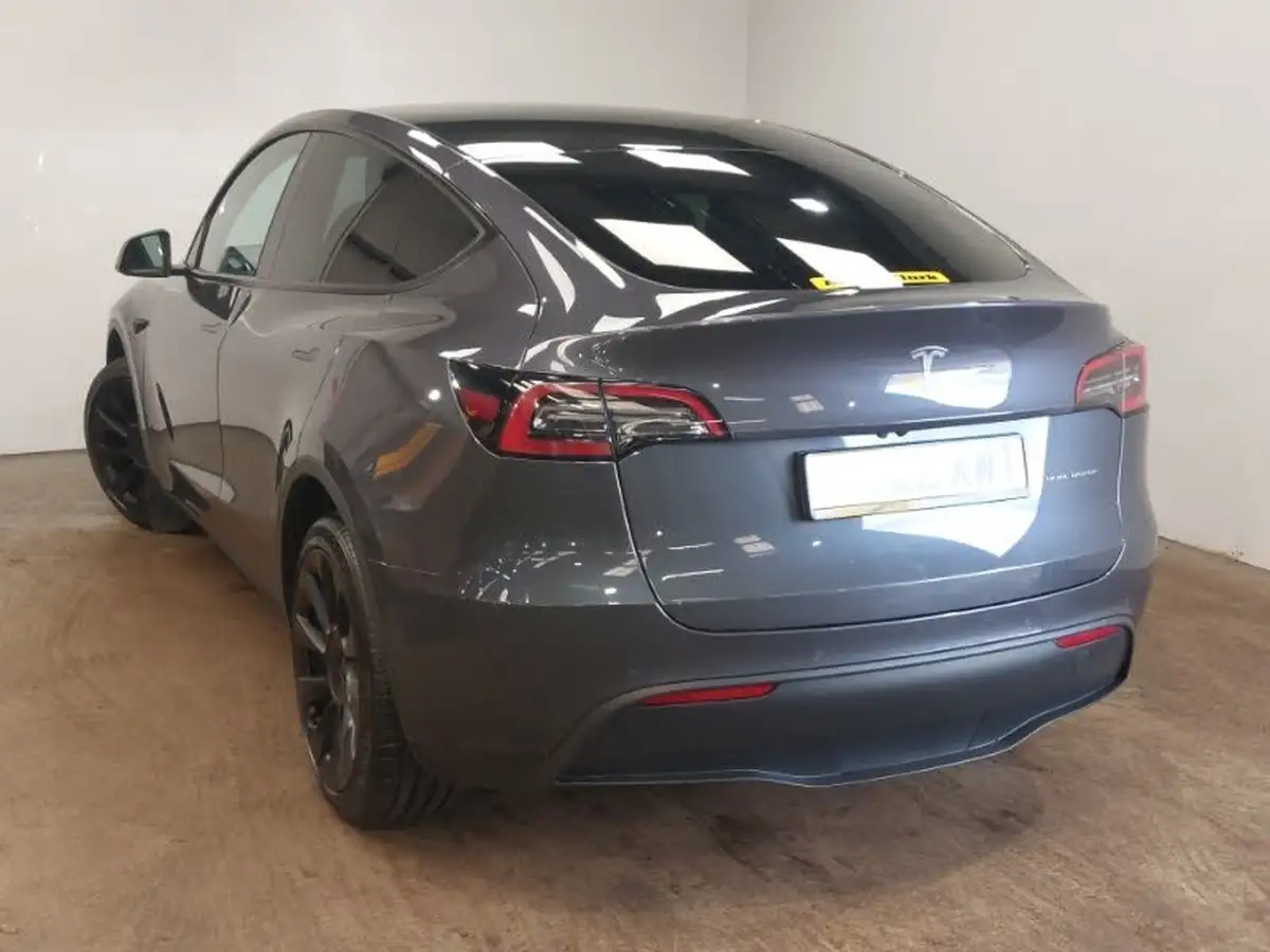 2022-tesla-model-y-e-long-range-big-1