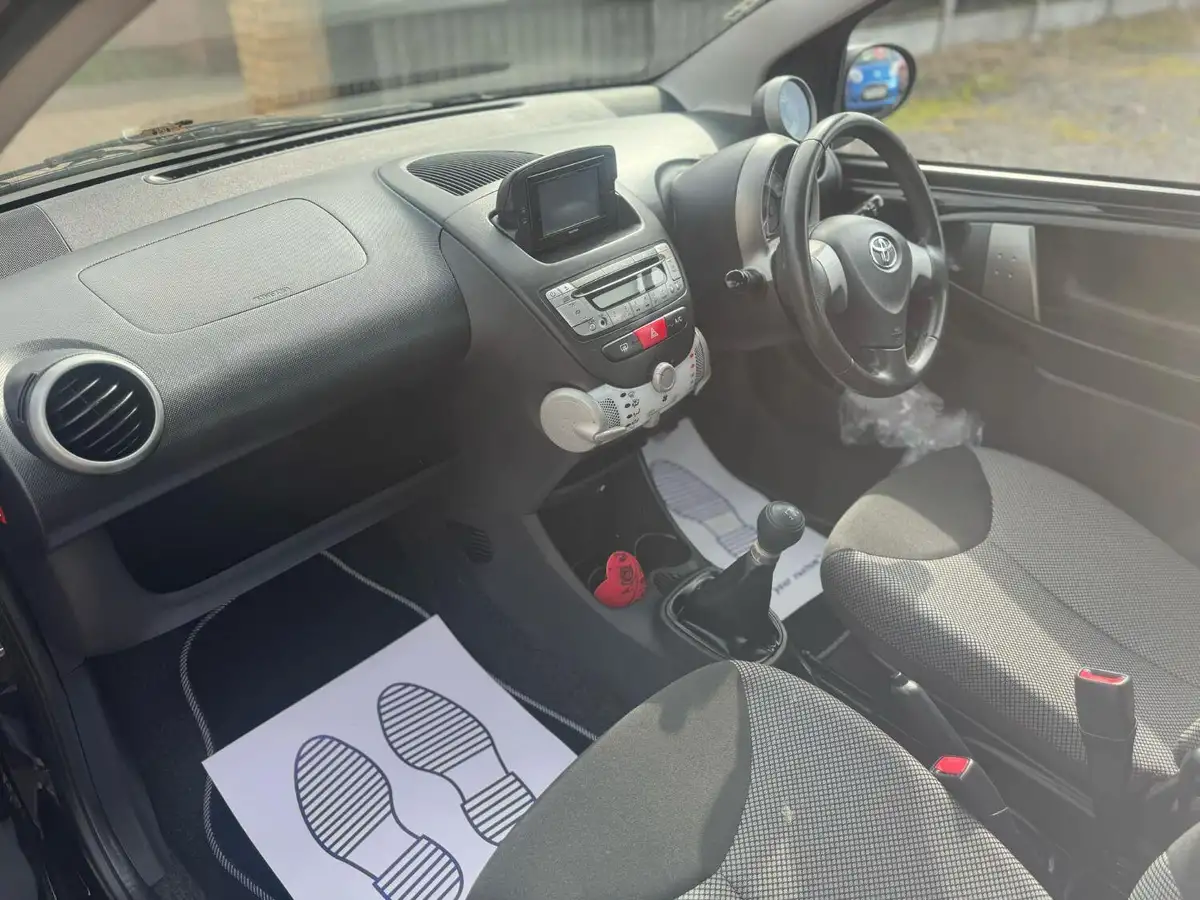 2014-toyota-aygo-10-move-5d-big-9
