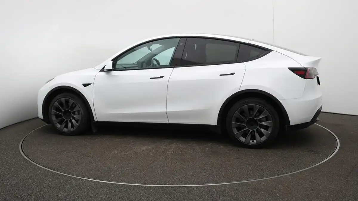 2022-tesla-model-y-e-long-range-big-57