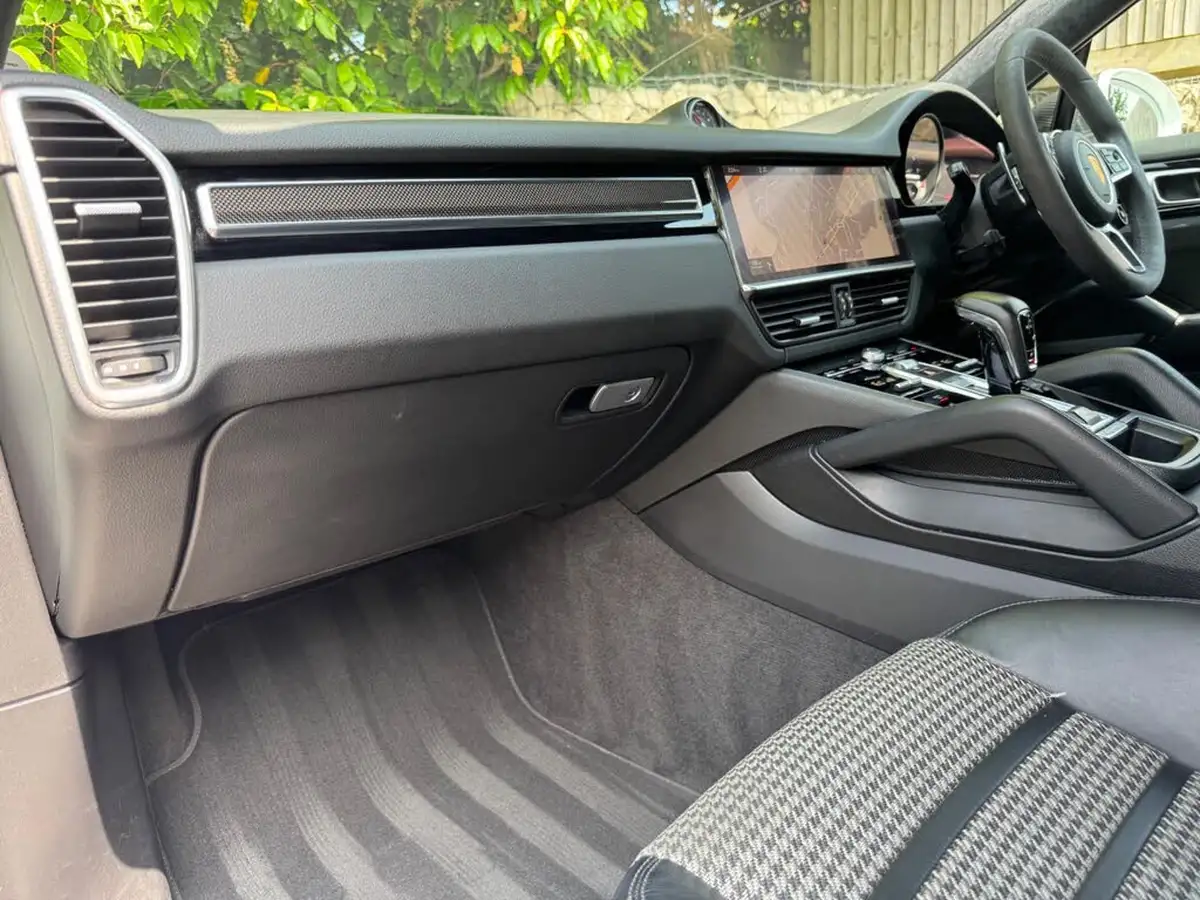 2021-porsche-cayenne-30-v6-coupe-big-13