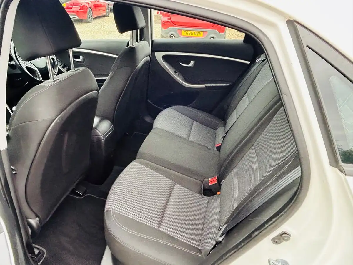 2013-hyundai-i30-16td-active-blue-drive-isg-big-12