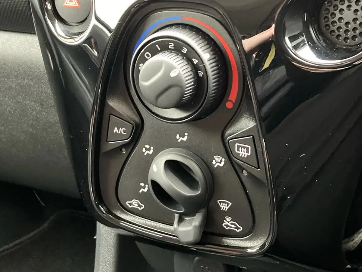 2020-citroen-c1-10-vti-flair-ss-5d-big-13