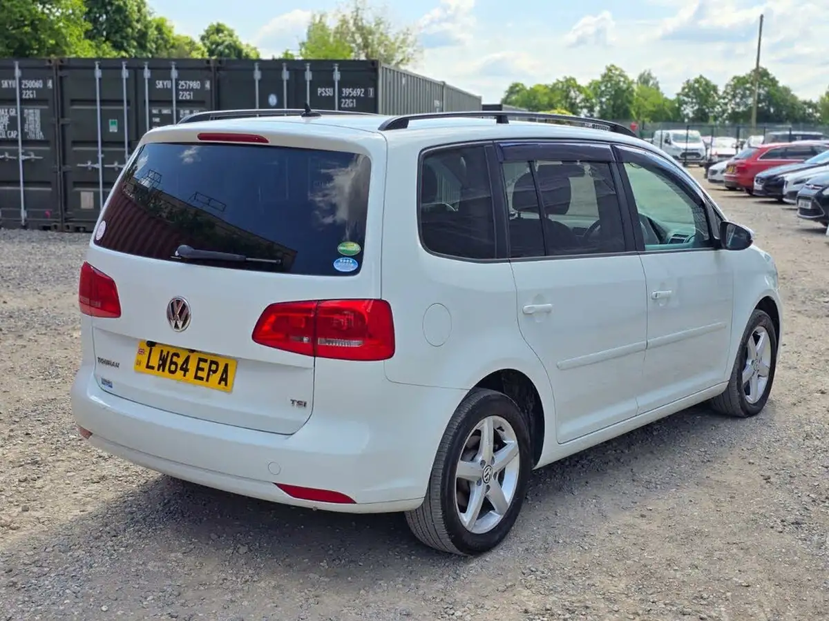 2014-volkswagen-touran-big-17