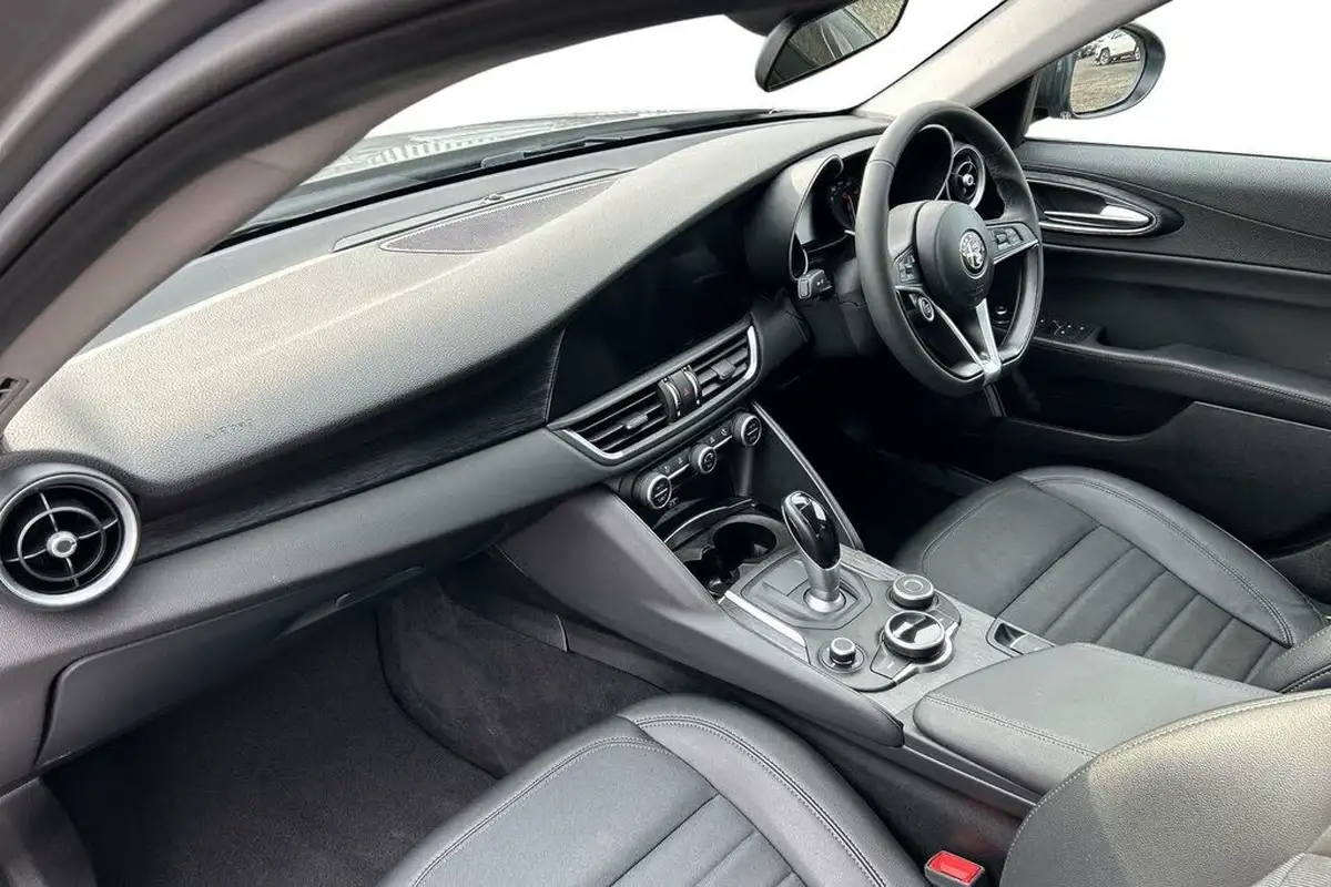 2020-alfa-romeo-giulia-20-nero-edizione-big-1