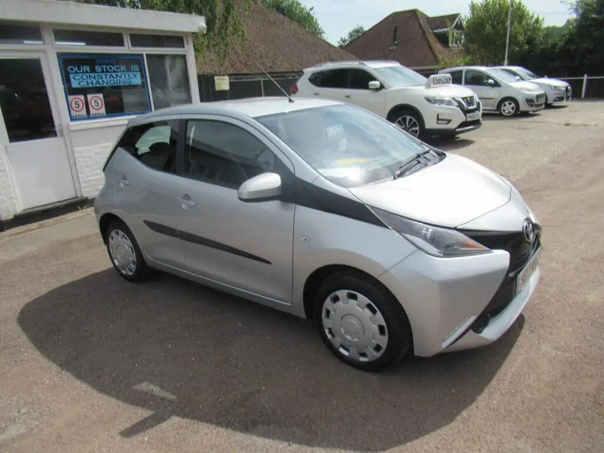 2017-toyota-aygo-10-vvt-i-x-play-71bhp-5d-big-0