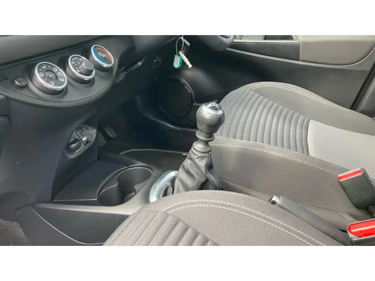 2019-toyota-yaris-15-vvt-i-icon-tech-111bhp-1496cc-big-12