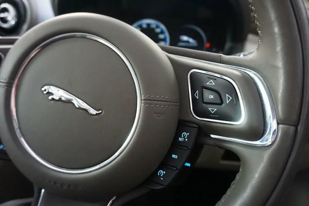 2018-jaguar-xj-series-30td-xj-premium-luxury-30tdv6-swb-big-43
