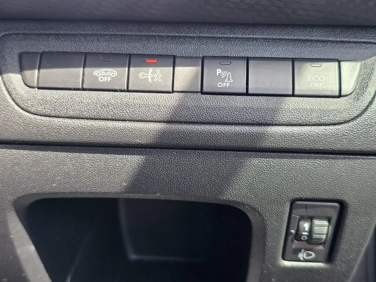 2019-peugeot-2008-suv-12-puretech-allure-110bhp-eat6-big-28