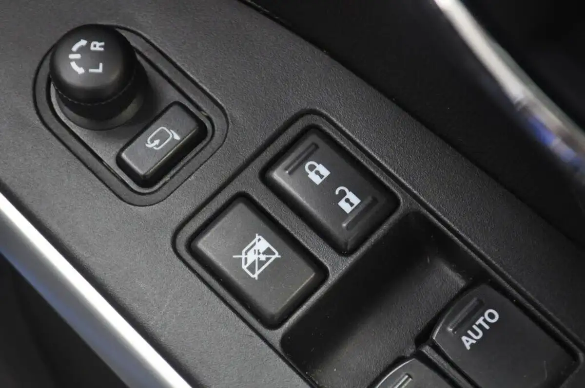 2014-suzuki-s-cross-16-sz-t-big-42