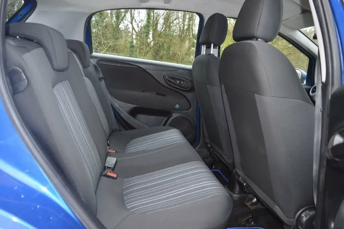 2011-fiat-punto-evo-12-active-5d-big-17