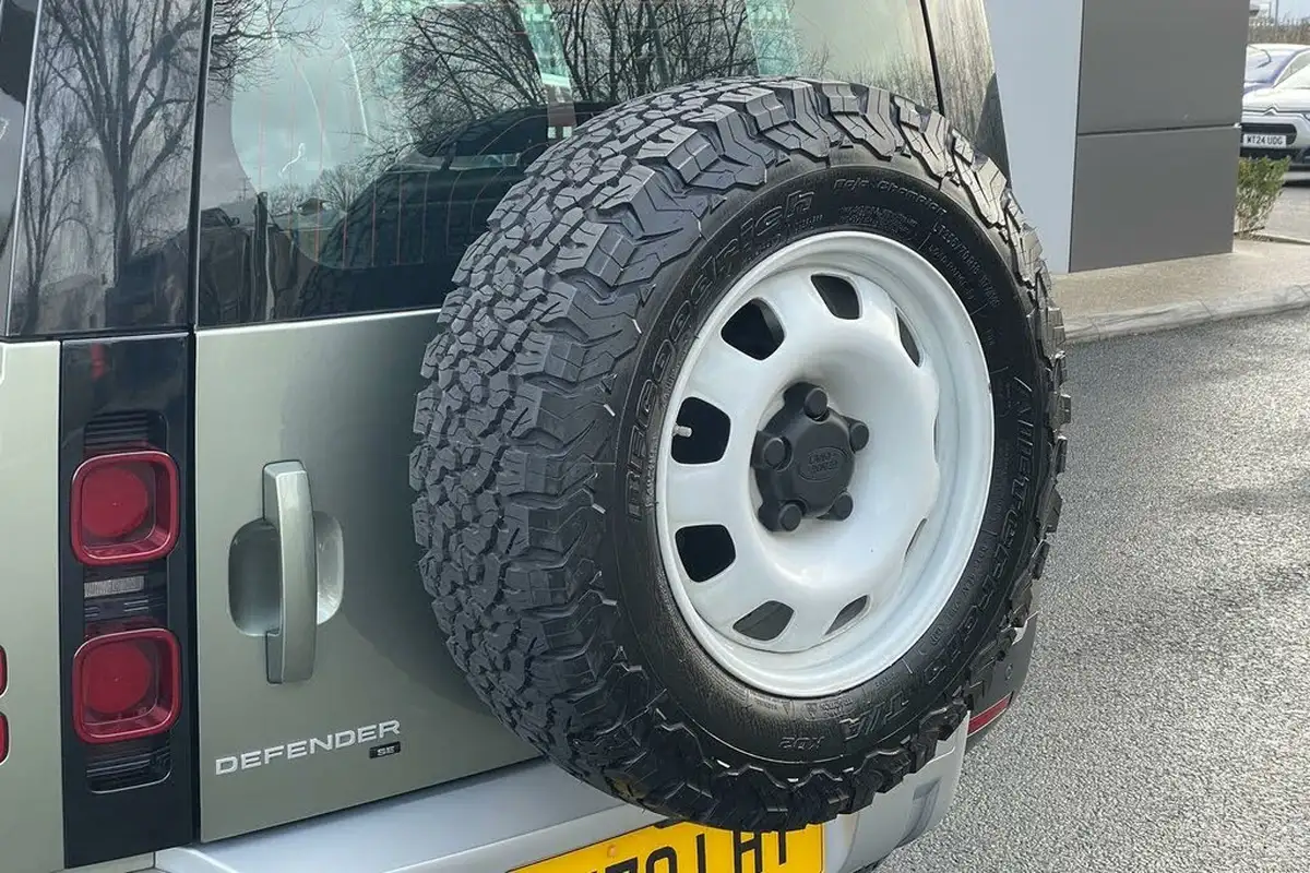 2020-land-rover-110-defender-20-p300-se-110-big-46