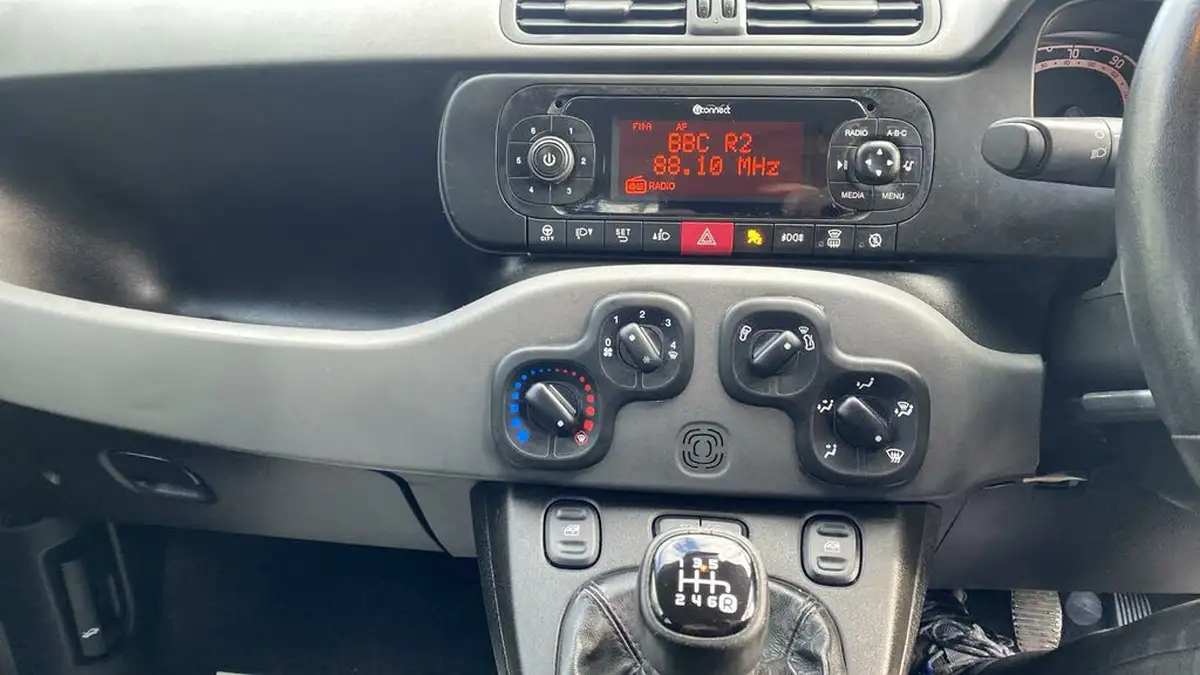 2019-fiat-panda-09-waze-4x4-big-34