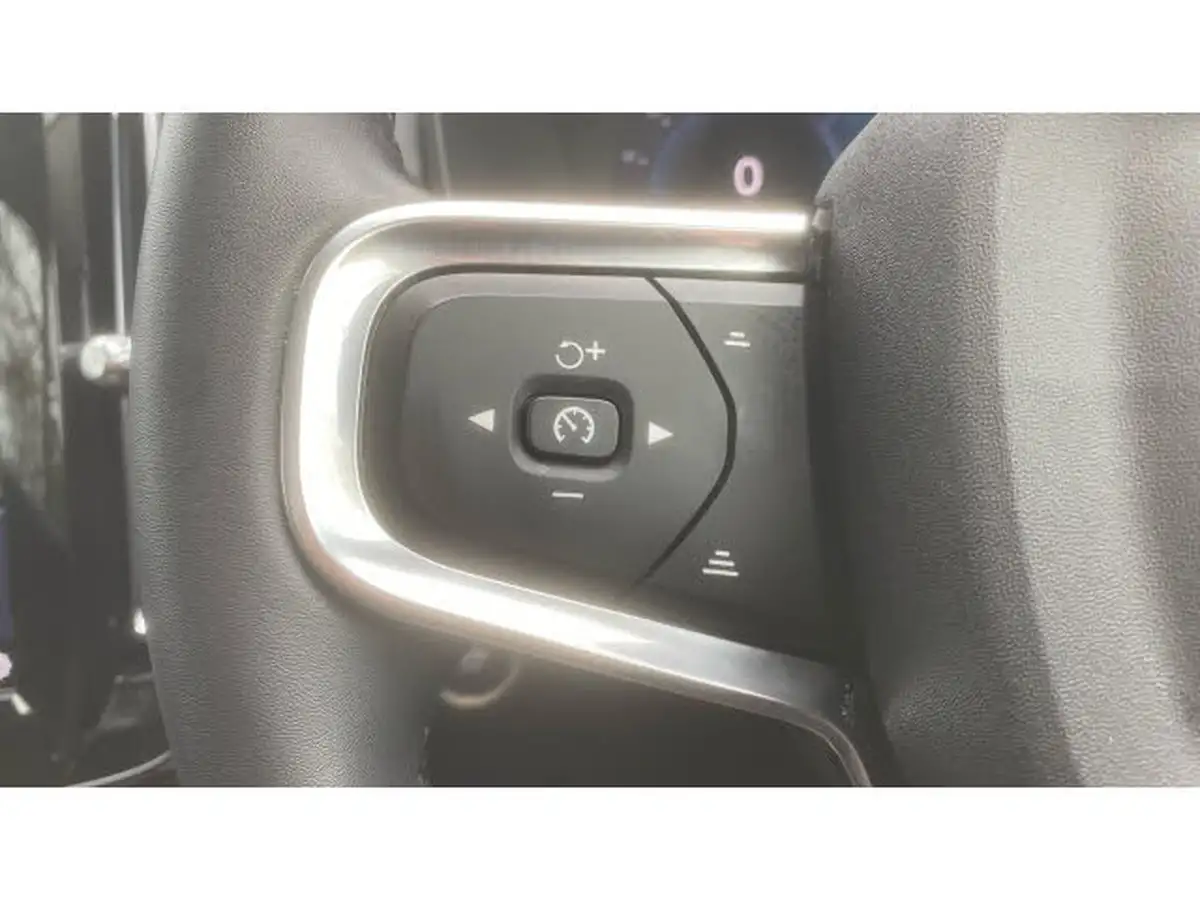 2024-volvo-xc40-20-b4-ultra-bright-big-17
