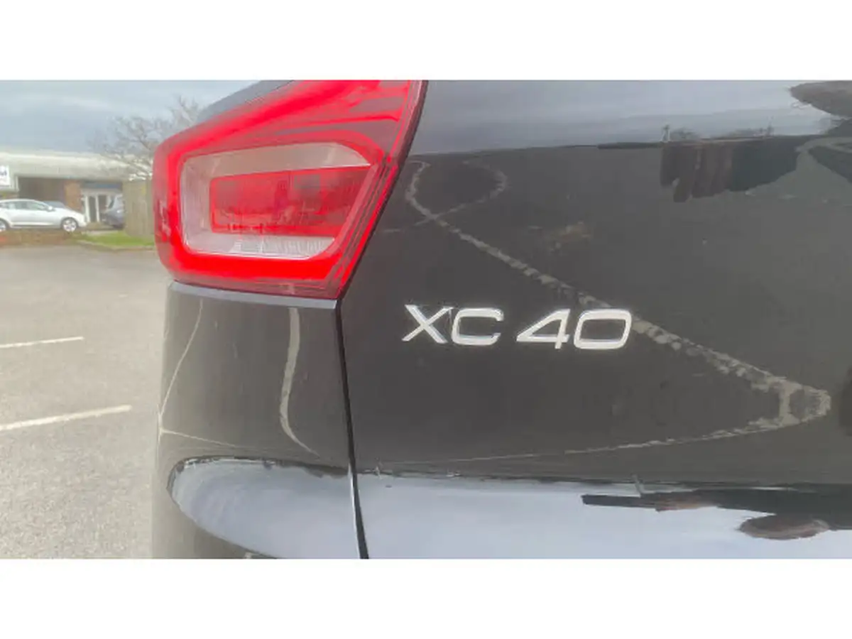 2024-volvo-xc40-20-b4-ultra-bright-big-41