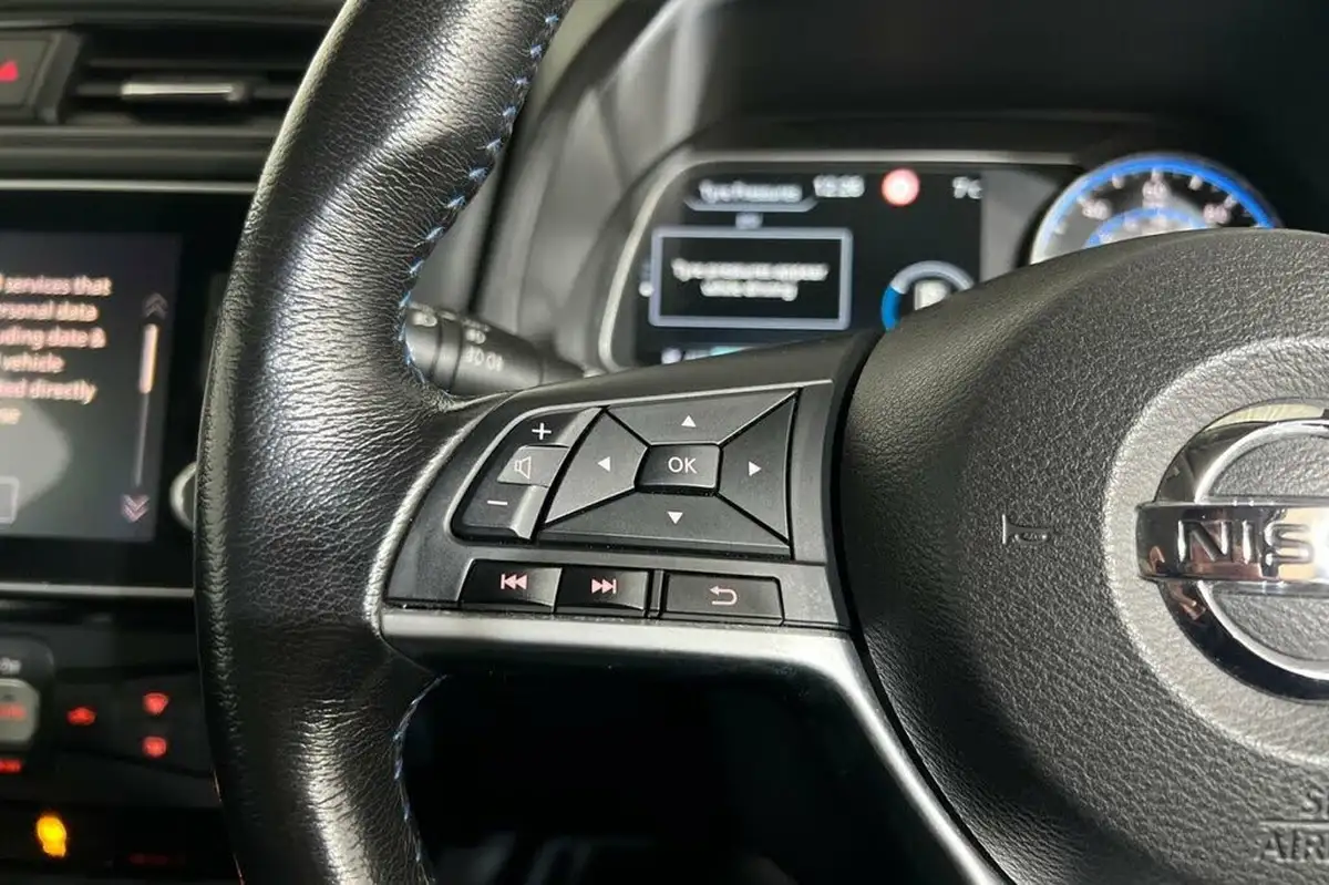 2019-nissan-leaf-e-e-tekna-big-17