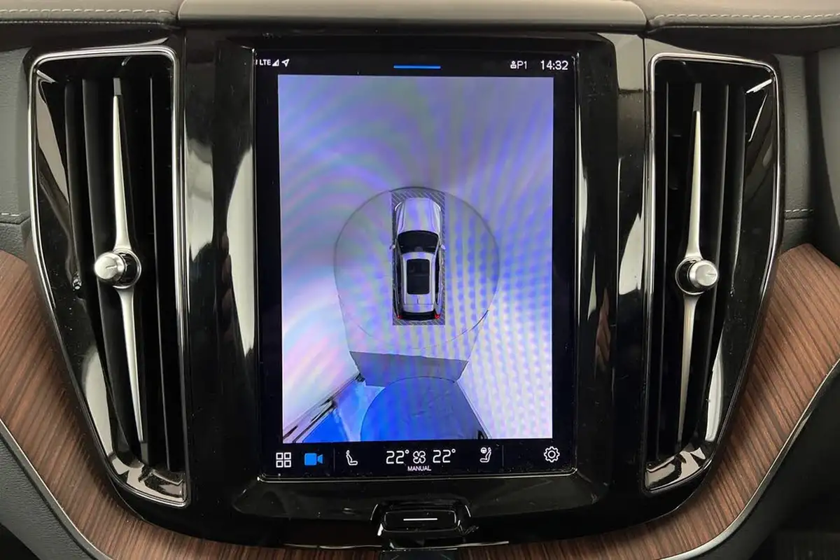 2023-volvo-xc60-20-t8-ultimate-bright-big-15