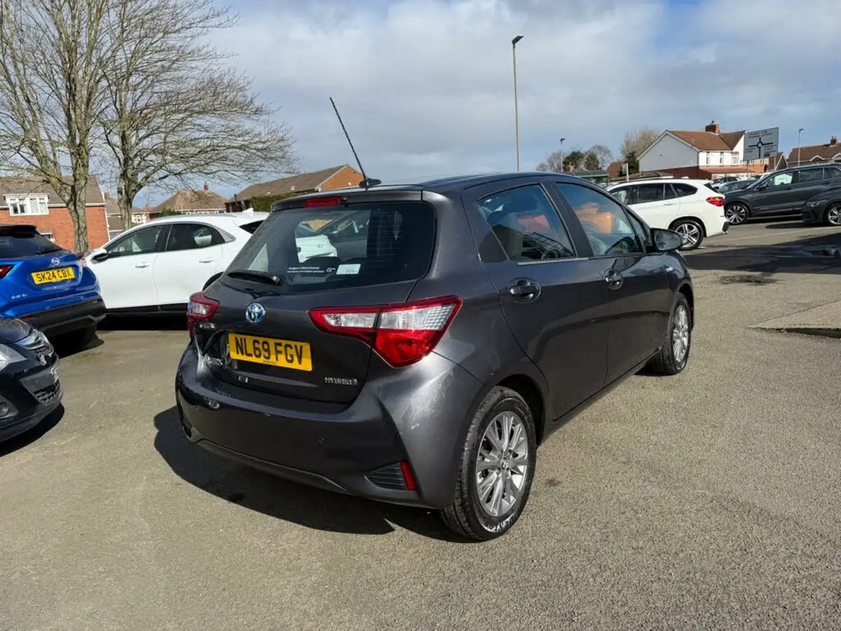2019-toyota-yaris-15-vvt-i-icon-tech-98bhp-hybrid-1497cc-e-cvt-big-18